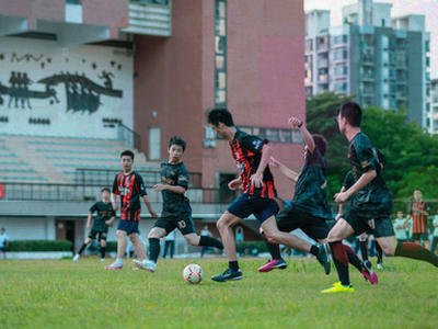足球场阵容位置变化图示，标记首发阵容调整